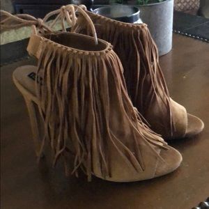 Suede fringed peak hole toe tie back bootie